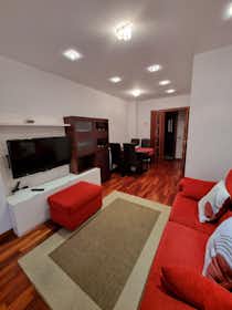 Appartement te huur voor € 2.048 per maand in Oviedo, Calle Fernando Alonso Díaz