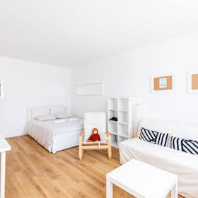 Studio for rent for €1,972 per month in Paris, Rue des Amiraux