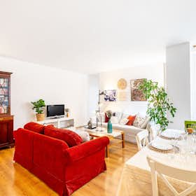 Apartment for rent for €2,230 per month in Paris, Rue Viala