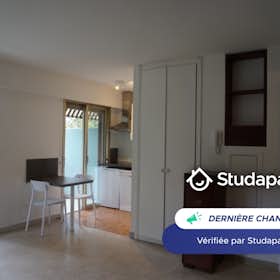 Apartamento for rent for 650 € per month in Antibes, Impasse Bouvard