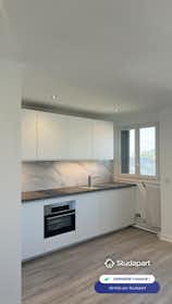 Appartement te huur voor € 1.050 per maand in Rueil-Malmaison, Rue Michelet