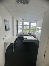 Private room for rent for €650 per month in Ottobrunn, Rosenheimer Landstraße