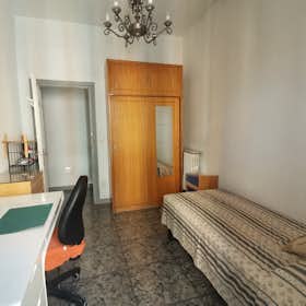Private room for rent for €700 per month in Madrid, Plaza del Dos de Mayo