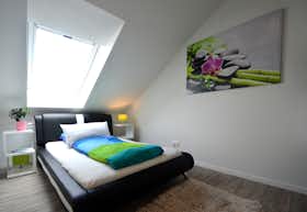 Appartement te huur voor € 1.495 per maand in Raunheim, Schulstraße