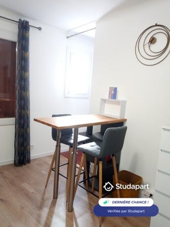 Apartment for rent for €430 per month in Nîmes, Rue de la Tour de l'Évêque