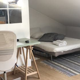Studio for rent for €1,050 per month in Lisbon, Rua João de Freitas Branco