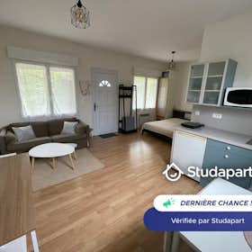 Apartment for rent for €790 per month in Pontoise, Rue de la Citadelle