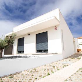 House for rent for €1,500 per month in Sesimbra, Rua de Santo António
