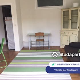 Apartment for rent for €600 per month in Nice, Avenue des Arènes de Cimiez