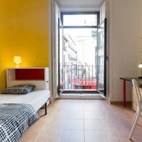 Private room for rent for €575 per month in Madrid, Calle Mesón de Paredes