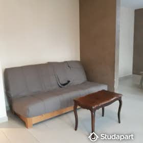 Private room for rent for €400 per month in Reims, Rue de Taissy