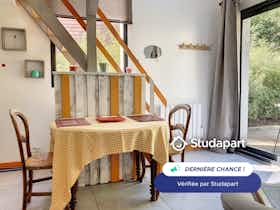 公寓 正在以 €1,350 的月租出租，其位于 Jouy-en-Josas, Impasse du Docteur Kurzenne