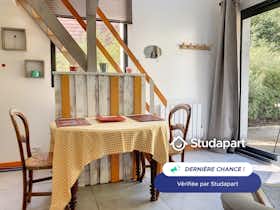 Appartement te huur voor € 1.350 per maand in Jouy-en-Josas, Impasse du Docteur Kurzenne