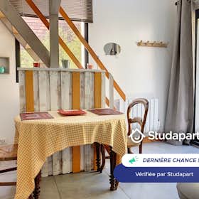 Lägenhet att hyra för 1 350 € i månaden i Jouy-en-Josas, Impasse du Docteur Kurzenne