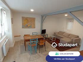 Отдельная комната сдается в аренду за 420 € в месяц в La Rochelle, Rue des Halles