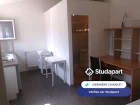 Casa para alugar por € 510 por mês em La Rochelle, Rue Amiral Garnault