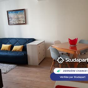 Appartement for rent for € 700 per month in La Rochelle, Rue du Brave Rondeau