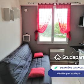 公寓 正在以 €350 的月租出租，其位于 La Rochelle, Avenue Denfert-Rochereau