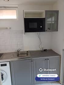 Appartement te huur voor € 390 per maand in Saint-Quentin, Rue de Cronstadt