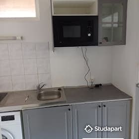 Appartement te huur voor € 390 per maand in Saint-Quentin, Rue de Cronstadt