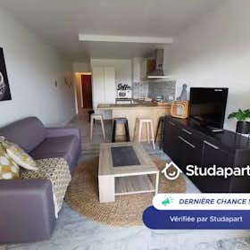 Apartment for rent for €700 per month in Antibes, Avenue de la Rostagne