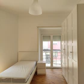Private room for rent for €450 per month in Amadora, Praça 25 de Abril