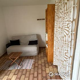 Appartement te huur voor € 350 per maand in Vallauris, Chemin des Pertuades