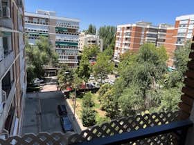 Apartment for rent for €1,500 per month in Madrid, Calle de Añastro