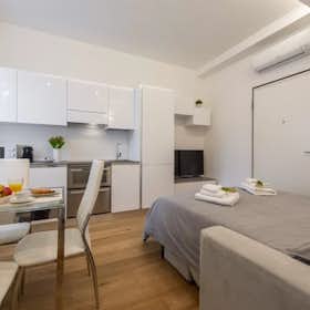 Apartment for rent for €2,800 per month in Milan, Via Friuli