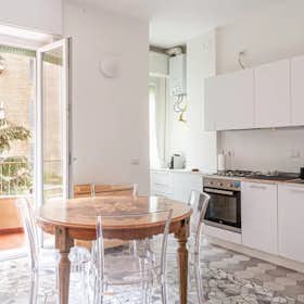 Apartment for rent for €2,700 per month in Milan, Via Lario