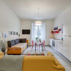 Apartment for rent for €3,200 per month in Milan, Viale Coni Zugna