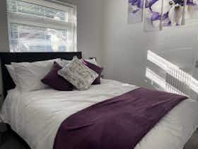 Дом сдается в аренду за 3 300 £ в месяц в Cannock, Bank Street