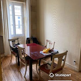 Apartment for rent for €1,400 per month in Bordeaux, Rue Professeur Demons
