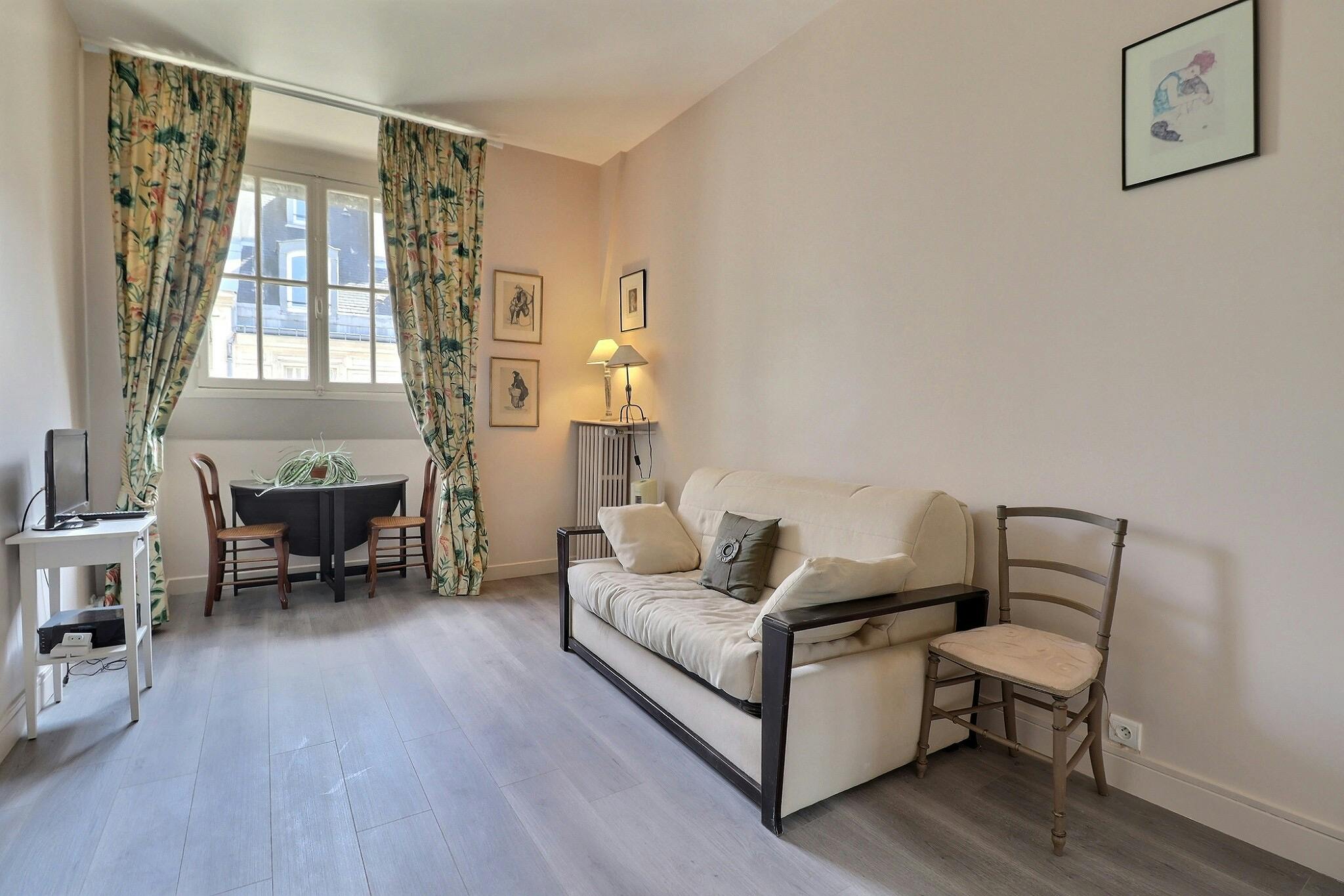 Studio for rent for €1,412 per month in Paris, Rue de Monceau