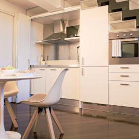 Apartment for rent for €3,800 per month in Milan, Via Giulio Bergonzoli