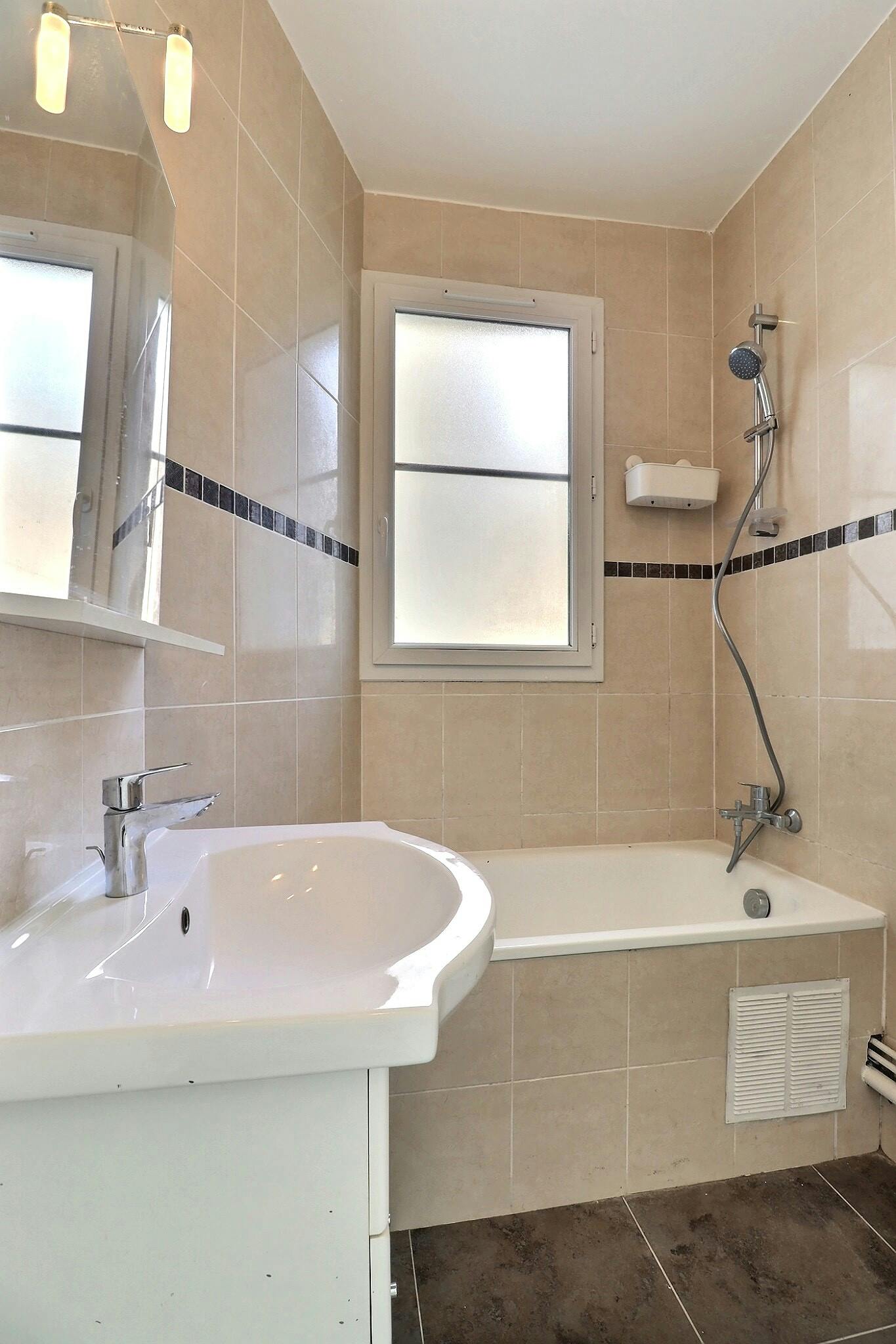 1-Bedroom Apartment in Rue des Cascades, Paris (1411477) room image 10