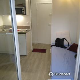 Appartement for rent for € 550 per month in Versailles, Rue de la Ceinture