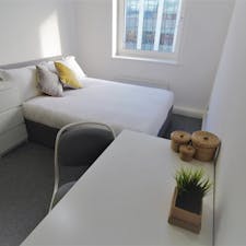 Apartment for rent for £3,000 per month in Leeds, Clarendon Road