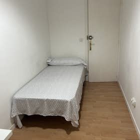 Private room for rent for €410 per month in Barcelona, Carrer d'Aragó