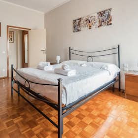 Здание сдается в аренду за 2 200 € в месяц в Florence, Via Aretina