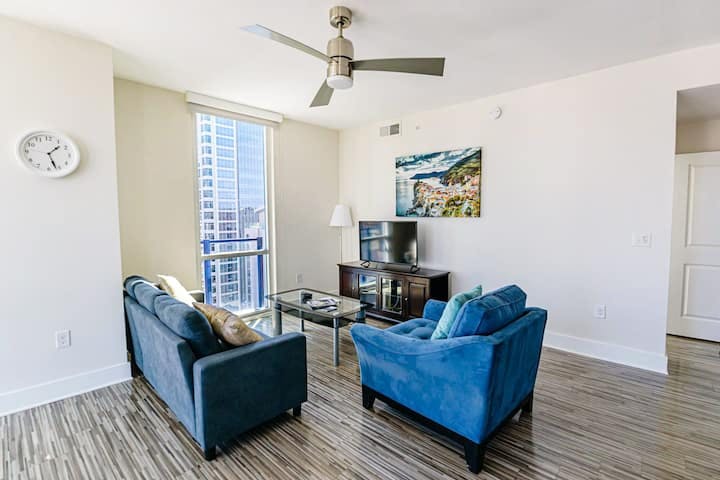 Apartament de închiriat pentru $6,401 pe lună în Charlotte, S Poplar St