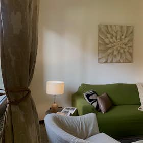 Apartment for rent for €1,900 per month in Milan, Via Leone da Perego