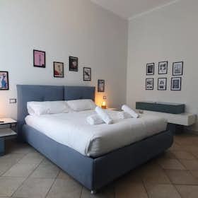 Appartement te huur voor € 3.000 per maand in Vittuone, Via Giovanni Venini
