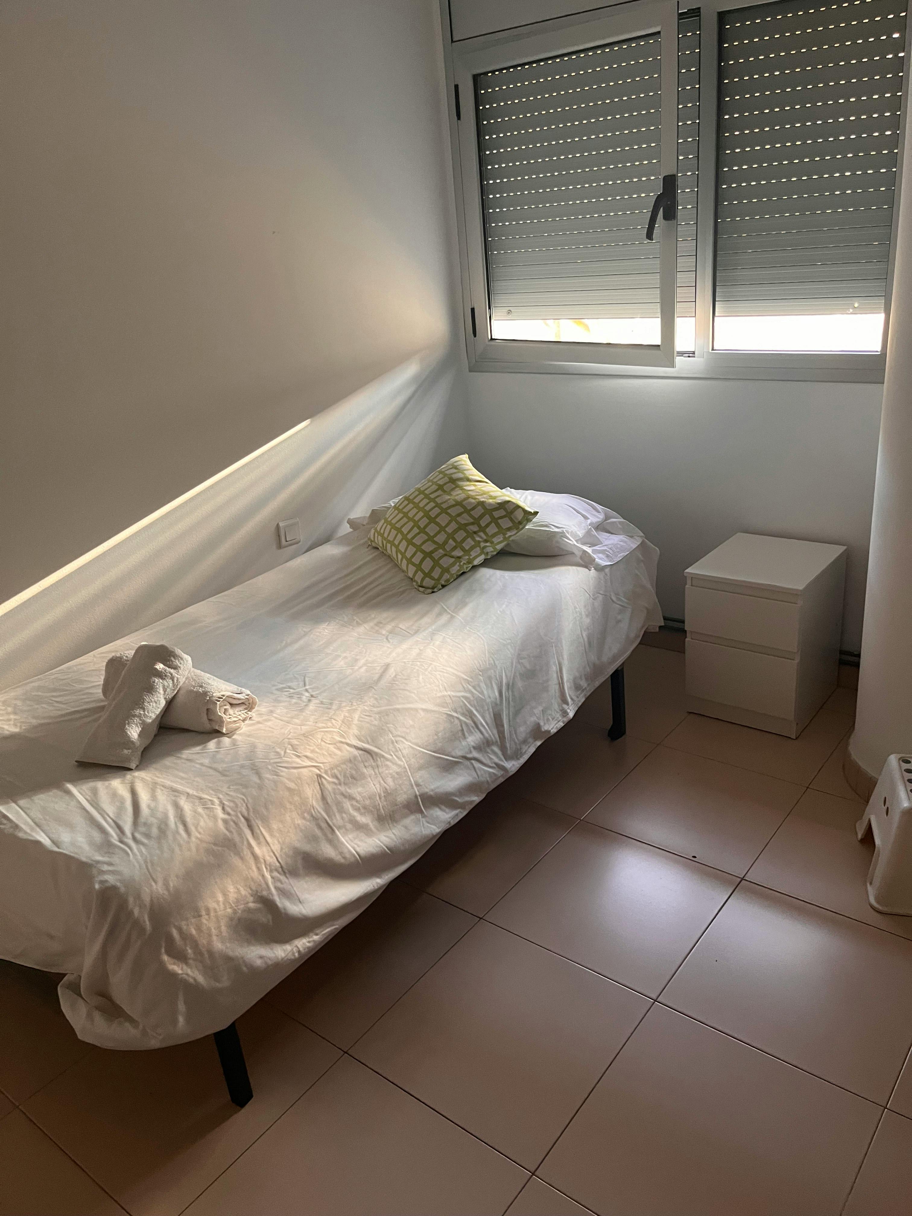 Double room Santa Coloma De Cervelló, 1 bed, 15m² — photo 21