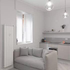 Apartment for rent for €3,000 per month in Milan, Via Giovan Battista Pergolesi