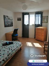 Отдельная комната сдается в аренду за 360 € в месяц в Redon, Grande Rue