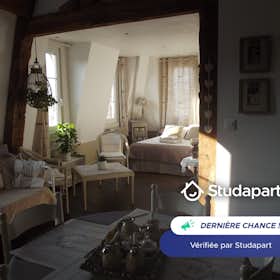 Apartment for rent for €1,100 per month in Rouen, Rue Louis Ricard