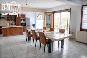 Дом сдается в аренду за 1 500 € в месяц в Fílippoi, Egnatias