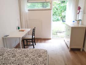 Chambre privée à louer pour 7 998 SEK/mois à Kallhäll, Lädersättravägen