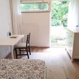 Private room for rent for SEK 8,040 per month in Kallhäll, Lädersättravägen